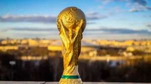 Balón oficial de fútbol sobre el césped, alusivo al Mundial 2026