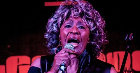 La vocalista, emblema del jazz, soul y R&B murió a los 81 años de edad. La noticia fue divulgada por su hija, Marla Bradshaw.