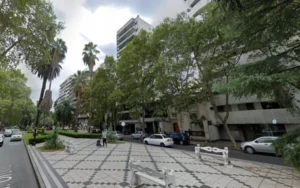 Murió un hombre tras caer del techo de un edificio en Rosario
