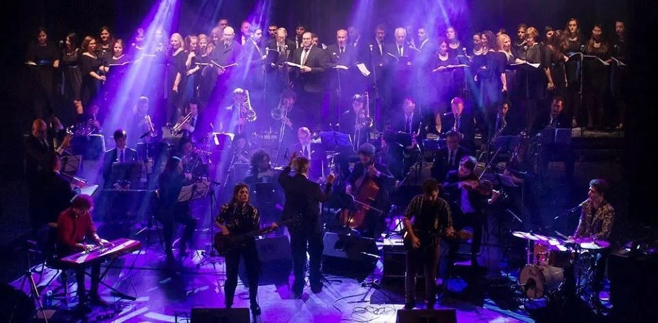 La banda de José Matteucci retorna a Rosario con un recital de orquesta y coro en homenaje a las canciones de Gustavo Cerati.