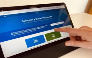 Nación vuelve a aplicar el impuesto a las ganancias a los salarios de docentes de Santa Fe