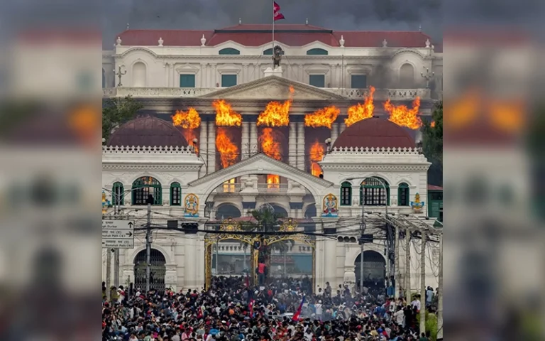 Nepal: los manifestantes quemaron del Parlamento, tras la prohibición de redes sociales.