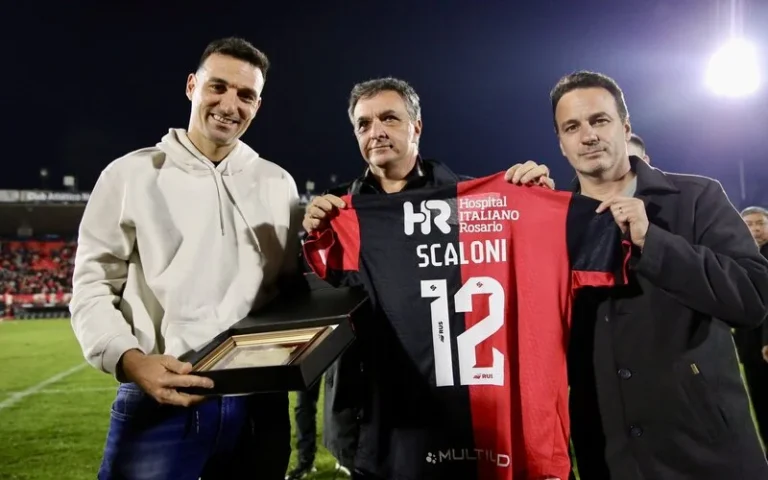 Lionel Scaloni fue homenajeado en el Coloso Marcelo Bielsa