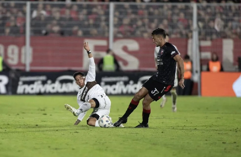 El equipo de Larriera se mostró incómodo en todo el partido ante un Platense que solo jugó de contra. Los goles fueron de Cacciabue y Aguirre.