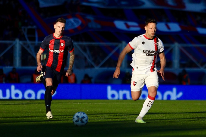 San Lorenzo dominó todo el segundo tiempo y le empató a Newell's con un gol insólito de Sebastián Blanco. 