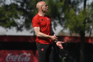 Newell's enfrenta a Argentinos Juniors en Buenos Aires.