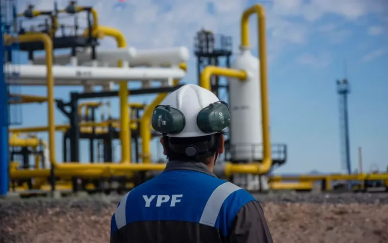 Por los cambios en la Ley Ómnibus no se privatizará YPF