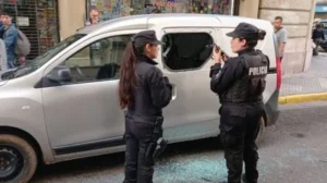 Otro perro encerrado dentro de un auto sin ventilación en zona centro.
