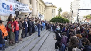 Docentes de la UNR en una jornada de protesta