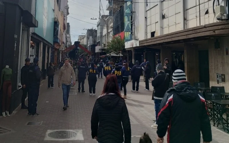 Operativo migratorio en el centro de Rosario genera tensión