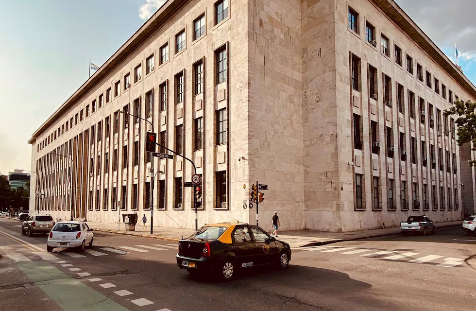 Ordenan a una madre pagar cuota alimentaria para sus tres hijos.