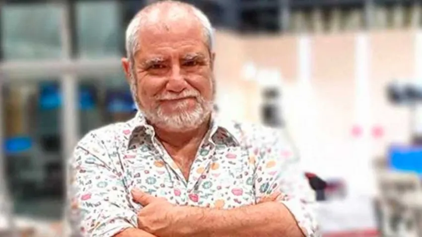 El periodista se encontraba regresando a su casa cuando un delincuente rompió la ventana del remis en que se trasladaba para robarle si teléfono. 