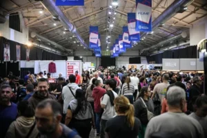 Público recorriendo el evento Outlet Rosario