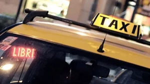 Pagó un taxi con billetes falsos y fue detenido