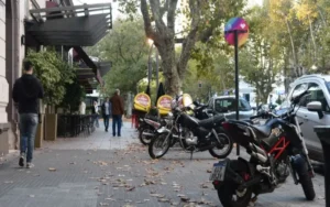 Para liberar las veredas del centro, proponen habilitar más espacios para estacionar motos