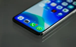 ¿Para qué sirve la tercera tilde azul de WhatsApp?