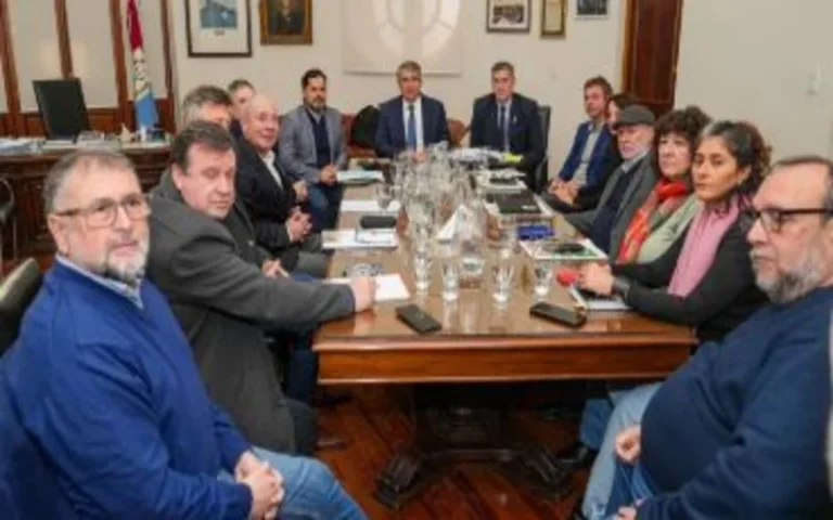 Paritarias en Santa Fe cuarto intermedio entre la Provincia y gremios docentes y estatales
