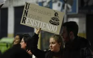 Fachada de la Universidad Nacional de Rosario durante una jornada de paro docente