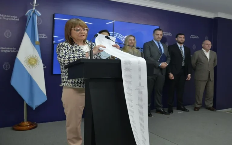Patricia Bullrich entregó una lista con 15 mil hinchas que no podrán viajar al Mundial de Clubes de EEUU