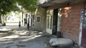 Pelea entre vecinos termina a los tiros en Villa La Lata.