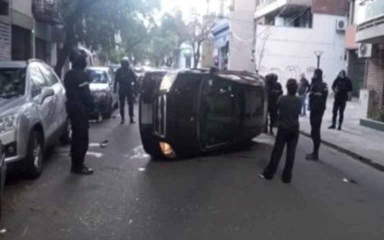 Perdió el control del auto, chocó y volcó en pleno centro