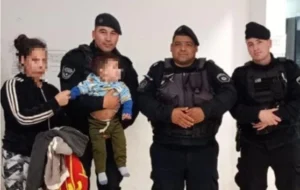 policía reanimó a un bebé