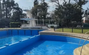 Piden imputar al presidente del Jockey por la muerte de un nene en la pileta