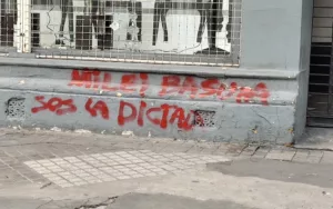 Pintadas contra Milei y Villarruel en el centro de la ciudad