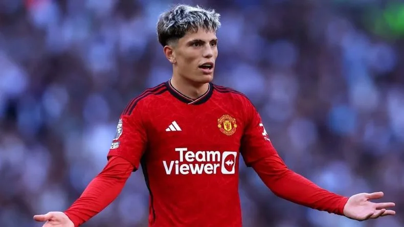 El último encuentro entre Manchester United y el Copenhague de Dinamarca tuvo un cierre para el infarto y el joven delantero argentino celebró con un polémico posteo en Twitter. 