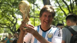 Polémica por la licencia de Roly Santacroce para viajar al Mundial