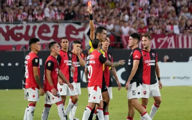 Newell's perdió con Estudiantes con un arbitraje polémico