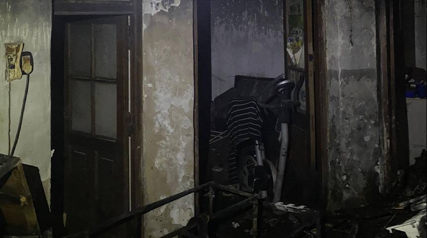 Policía ayuda a hombre de 76 años sin llaves a escapar de un incendio.