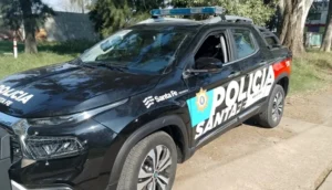 Patrullero policial en operativo nocturno