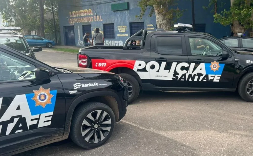 Policía herido grave tras un tiroteo con delincuentes en Rosario: robaron un patrullero durante la fuga
