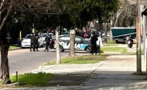 Patrullero y personal policial trabajan en un siniestro vial en Rosario