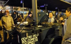 Por el frío extremo, reforzaron los operativos de entrega de comida caliente