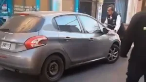 Intentó sacar su auto de la grúa