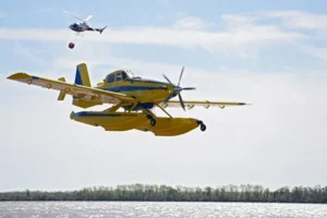 Avión hidrante de la flota aérea de Santa Fe en operativo contra incendios