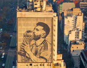 Proponen cambiar la imagen de Eva Perón por una de Messi en el edificio de Desarrollo Social