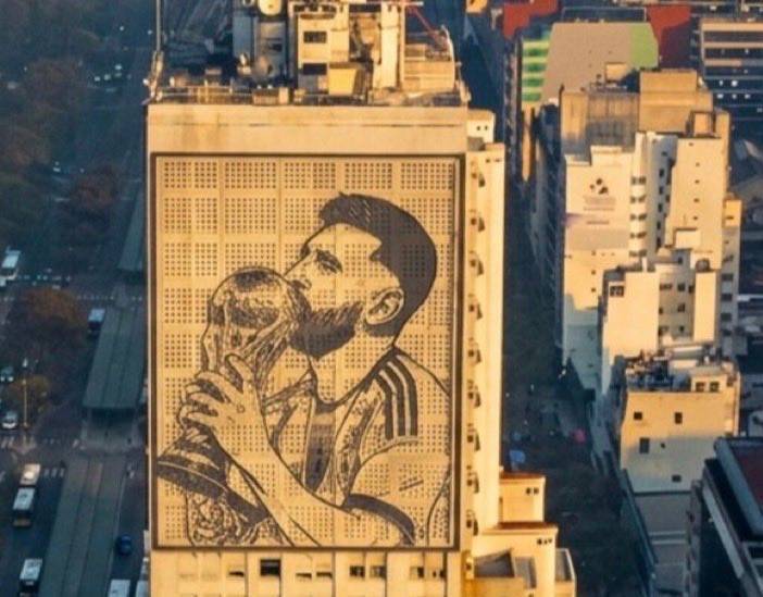 Proponen cambiar la imagen de Eva Perón por una de Messi en el edificio de Desarrollo Social