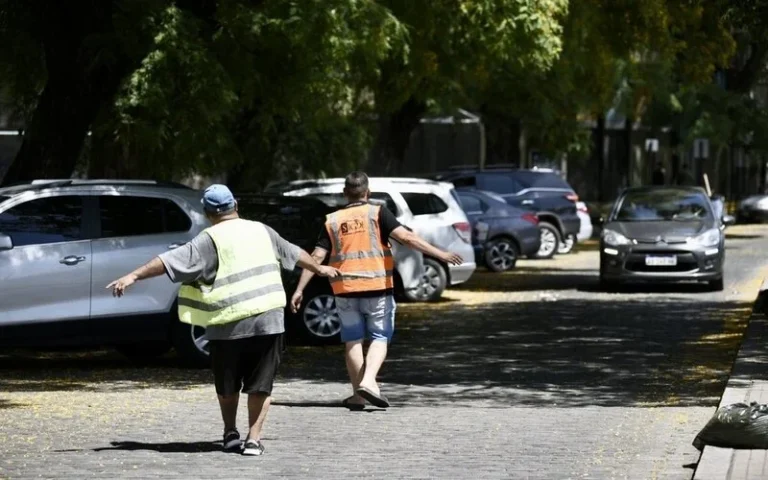 Buscan regular la actividad de los cuidacoches con control estatal