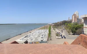 Proponen instalar sombrillas para mitigar el calor en el Parque España