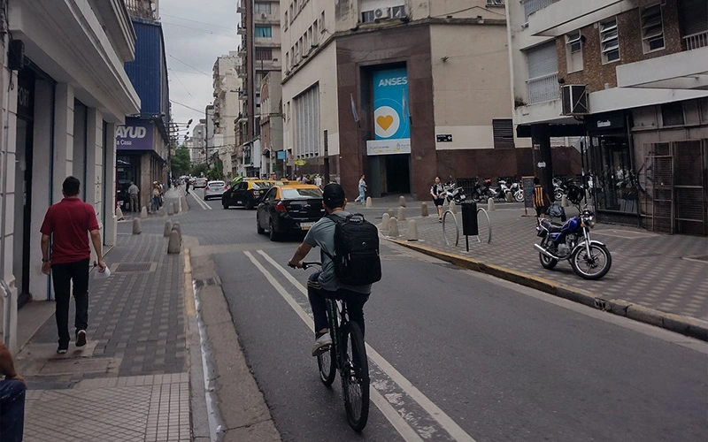 Proponen quitar la ciclovía de calle Rioja para agilizar el tránsito.