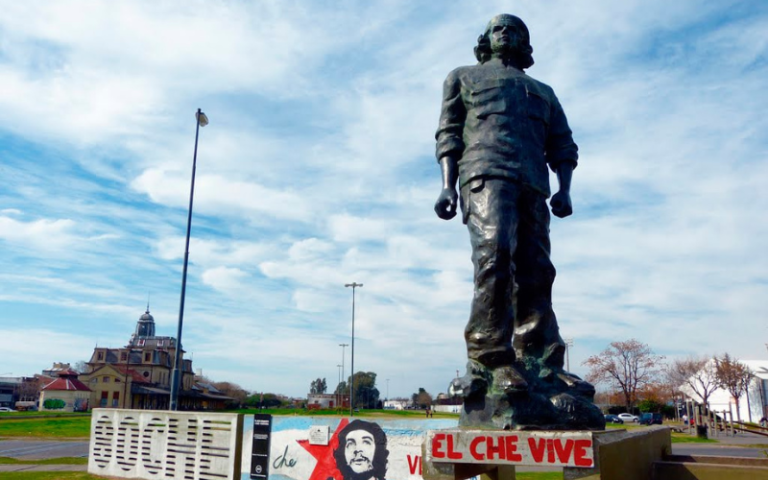 Proponen reemplazar la figura del Che Guevara por la de Messi