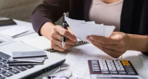 Proponen un programa de acompañamiento a familias endeudadas