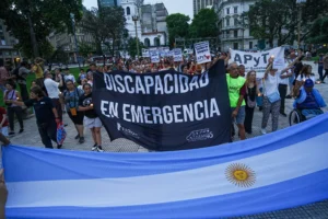Protesta contra el ajuste en discapacidad frente al Ministerio de Salud