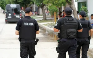 Provincia aumentará el salario de los policías de calle en Rosario y Santa Fe