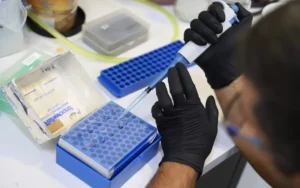 Provincia y UNR lanzan convocatoria para impulsar investigaciones científicas y productivas