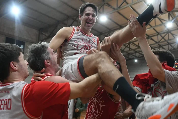 El elenco rosarino derrotó a Amancay en La Rioja por 69 a 67 en un final para el infarto y aseguró su plaza en la segunda división del básquet nacional.