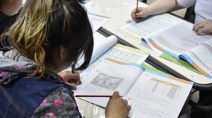 Estudiantes rindiendo las Pruebas Aprender en el aula